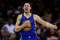 14-15NBAファイナル、クリーブランド・キャバリアーズ対ゴールデンステイト・ウォリアーズ。3ポイントシュートを決めて喜ぶゴールデンステイト・ウォリアーズのクレイ・トンプソン（2015年6月16日撮影）。(c)AFP/Getty Images/Ezra Shaw