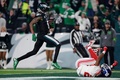 23NFL第16週、フィラデルフィア・イーグルス対ニューヨーク・ジャイアンツ。タッチダウンを決めるフィラデルフィア・イーグルスのデボンタ・スミス（左、2023年12月25日撮影）。(c)Adam Hunger/Getty Images/AFP