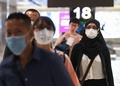 シンガポールのチャンギ空港で、マスクを着用した到着便の乗客（2020年1月30日撮影）。(c)Roslan RAHMAN / AFP