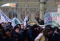 イタリア・トリノで行われた地球温暖化対策を求める運動「フライデーズ・フォー・フューチャー」のデモで、スウェーデンの環境活動家グレタ・トゥンベリさんを支持する横断幕を掲げる参加者ら（2019年12月13日撮影）。(c)Filippo MONTEFORTE / AFP 