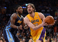 11-12NBAは12日、プレーオフ1回戦（7回戦制）が行われ、ロサンゼルス・レイカーズ（Los Angeles Lakers）は96-87でデンバー・ナゲッツ（Denver Nuggets）との第7戦を制し、対戦成績を4勝3敗としてウエスタンカンファレンス準決勝に進出した。

ナゲッツのケネス・フェリード（Kenneth Faried）をかわすレイカーズのパウ・ガソル（Pau Gasol、2012年5月12日撮影）。(c)AFP/Getty Images/Harry How