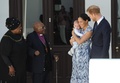 南アフリカ・ケープタウンでデズモンド・ツツ元大主教夫妻と面会する、英ヘンリー王子夫妻と長男のアーチーちゃん（2019年9月25日撮影）。(c)HENK KRUGER / POOL / AFP
