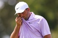 男子ゴルフ米国ツアー、フェデックス・カップ・プレーオフ最終戦、ツアー選手権初日。7番グリーンで汗を拭くスコッティ・シェフラー（2024年8月29日撮影）。(c)Mike Mulholland/Getty Images/AFP