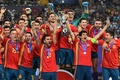 サッカーU-21欧州選手権決勝、スペイン対ドイツ。トロフィーを掲げるスペインのダニ・セバージョス（中央左）とヘスス・バジェホ（中央右、2019年6月30日撮影）。(c)Miguel MEDINA / AFP