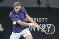 テニス、アデレード国際1、男子シングルス準決勝。リターンを打つダニール・メドベージェフ（2023年1月7日撮影）。(c)Brenton EDWARDS / AFP