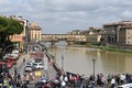 イタリア・フィレンツェで、アルノ川に沿って陥没した土手に集まった消防士たち（2016年5月25日撮影）。(c)AFP/CLAUDIO GIOVANNINI