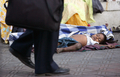 写真は16日、ムンバイの路上で寝る子ども。(c)AFP/Sajjad HUSSAIN