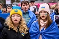オランダ・ハーグの国際司法裁判所前で、ロシアに抗議する人々（2022年3月16日撮影）。(c)Phil nijhuis / ANP / AFP