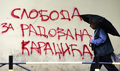 セルビアの首都ベオグラード（Belgrade）で、「（ボスニア・ヘルツェゴビナ紛争時のセルビア人勢力指導者）ラドバン・カラジッチ（Radovan Karadzic）に自由を」と書かれた壁の落書き（2008年7月22日撮影）。(c)AFP/ANDREJ ISAKOVIC