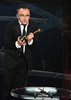 第81回アカデミー賞（Academy Awards）授賞式で監督賞を獲得し受賞スピーチを行う、『スラムドッグ＄ミリオネア（Slumdog Millionaire）』のダニー・ボイル（Danny Boyle）監督（2009年2月22日撮影）。(c)AFP/Gabriel BOUYS