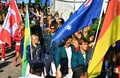 サーフィン競技の会場となるフランス領ポリネシアのタヒチ島チョープーで、パリ五輪の開会式に臨む各国の選手（2024年7月26日撮影）。(c)Jerome BROUILLET / AFP