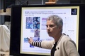 オランダ・アムステルダムのゴッホ美術館で行われているビンセント・ファン・ゴッホ作「ひまわり」の修復作業について説明する保存修復専門家のエラ・ヘンドリクス氏（2019年1月24日撮影）。(c)Olaf Kraak / ANP / AFP