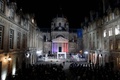 仏パリのソルボンヌ大学で、サミュエル・パティさんの国葬に参列したエマニュエル・マクロン大統領（中央、2020年10月21日撮影）。(c)Francois Mori / POOL / AFP