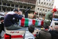 イラクの首都バグダッドで、殺害されたイラン革命防衛隊のガセム・ソレイマニ司令官のひつぎを運ぶ車の周囲に集まった人々（2020年1月4日撮影）。(c)AFP/SABAH ARAR