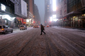 米ニューヨークのタイムズスクエアで、大雪の中を歩く人（2015年1月26日撮影）。(c)AFP/JEWEL SAMAD