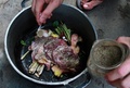 ベトナムの首都ハノイ（Hanoi）市内の飲食店で、猫肉料理を調理する料理人（2014年6月19日撮影）。(c)AFP