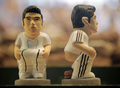 　スペイン・カタルーニャ（Catalonia）地方で、今年もクリスマス恒例の排便人形「カガネル（Caganer、「排便」の意）がお目見えした。カタルーニャでは、クリスマスシーズンになると有名人が排泄する姿を模した陶器の人形を自宅内に隠し、招待客に探させるのが恒例行事となっている。18世紀から続く風習で、カガネルは翌年の豊穣（ほうじょう）、希望、繁栄の象徴とされている。

　写真は、バルセロナ（Barcelona）のクリスマス市に登場した、サッカー・スペイン1部リーグ、レアル・マドリード（Real Madrid）のクリスティアーノ・ロナウド（Cristiano Ronaldo）選手のカガネル（2009年12月21日撮影）。(c)AFP/LLUIS GENE