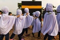 マレーシアのクアラルンプールで、伝統衣装を着て大巡礼「ハッジ」の予行練習に参加する子どもたち（2019年7月4日撮影）。(c)Mohd RASFAN / AFP