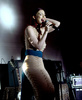米・カリフォルニア（California）州のハリウッド・フォーエバー墓地（Hollywood Forever Cemetery）で歌手クリスタ・ベル（Chrysta Bell）がパフォーマンスを披露した（2013年5月12日撮影）。(c)AFP/Getty Images/Kevin Winter
