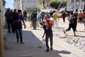 イスラエル軍の警告を受け、パレスチナ自治区ガザ地区のガザ市から避難する人々（2024年7月7日撮影）。(c)Omar AL-QATTAA / AFP