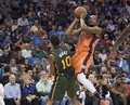 15-16NBA、オクラホマシティ・サンダー対ユタ・ジャズ。ユタ・ジャズのアレック・バークス（左）をかわすオクラホマシティ・サンダーのケビン・デュラント（2015年12月13日撮影）。(c)AFP/Getty Images/J Pat Carter