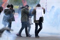 仏ナントで行われた労働法改正案への抗議デモで、顔を布で覆う参加者（2016年4月28日撮影）。(c)AFP/JEAN-SEBASTIEN EVRARD