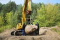 ドイツの首都ベルリン東部の森で掘り起こされたロシア革命の指導者ウラジーミル・レーニンの像頭部（2015年9月10日撮影）。(c)AFP/DPA/WOLFGANG KUMM