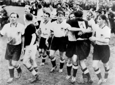 ハンガリーの前に立ちはだかった西ドイツ―1954年W杯スイス大会 写真1枚