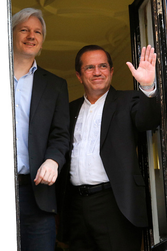 アサンジ氏インタビュー、「精神は閉じ込められない」 大使館避難から1年