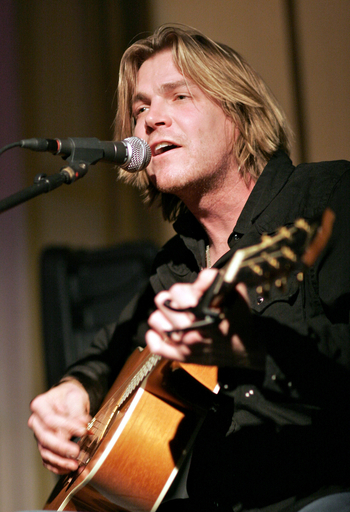 歌手ジャック・イングラムがカフェで新曲を披露 - 米国