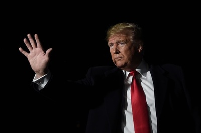 メキシコ国境の壁に密輸犯が穴、米紙報道 「簡単に修理できる」とトランプ氏