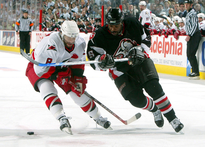 ＜NHL プレーオフ＞セイバーズ ハリケーンズに一歩リード - 米国