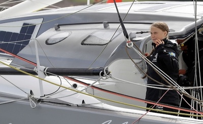 ヨットで米NY目指す高校生環境活動家のチーム、一部は空路移動 ネット上で批判