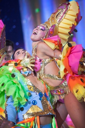 カナリア諸島のカーニバル、華やかさ競うダンサーたち