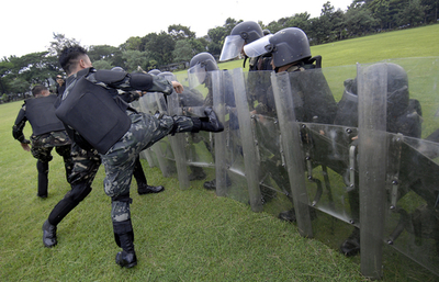 フィリピン陸軍、国民の抗議運動にそなえ訓練