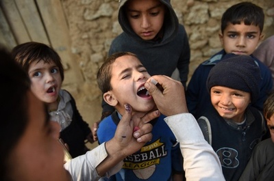 ポリオワクチン接種会場で銃撃、警官2人死亡 パキスタン