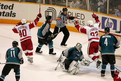 ＜06-07NHL プレーオフ＞シャークス レッドウィングスを降して対戦成績を再び五分に - 米国