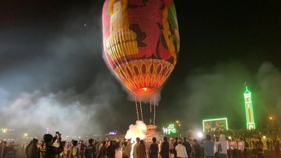 動画:花火とランタン付けた気球打ち上げ ミャンマー仏教徒の祭り
