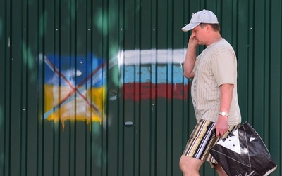 ウクライナ親露派、政府軍ヘリ撃墜 9人死亡 停戦合意崩れる恐れ