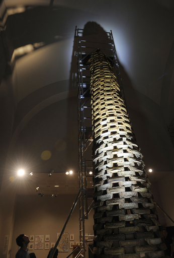 高さ7.7メートル、世界一「高い」ケーキに挑戦 パリ