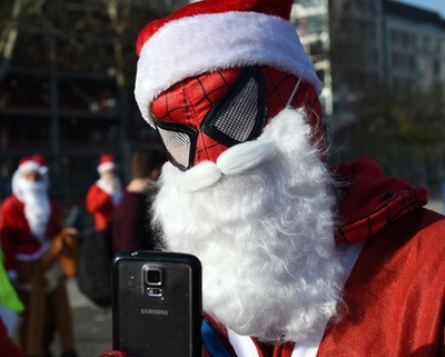 NYでクリスマス恒例「サンタコン」開催