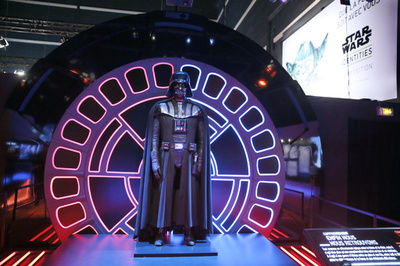 スター・ウォーズ、シリーズ8作目と初スピンオフ作品公開へ