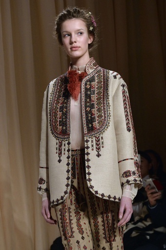 画家シャガールに着想を得たロシア風フォークロア、「ヴァレンティノ」15年春夏オートクチュール