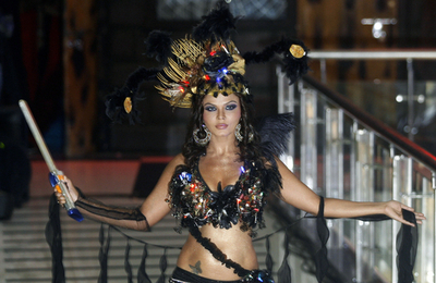 ムンバイ市内の墓地でファッションショー開催、ロヒット・ヴァーマ新作を発表