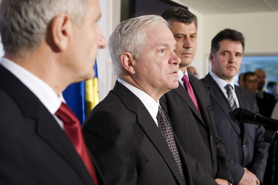 ゲーツ米国防長官がコソボ訪問、分割に「反対」