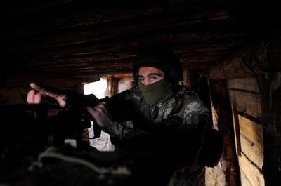 塹壕から親ロシア分離派を警戒、ウクライナ軍