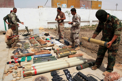 イラク軍、押収した武器を公開 多くはイラン製