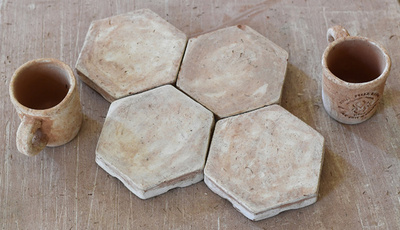 牛のふんから食器生み出す、イタリア「シット・ミュージアム」