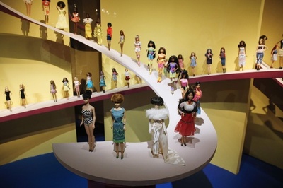 バービー大集合、王妃からアメコミヒロインまで700体以上