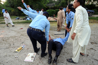 「赤いモスク」事件の追悼集会近くで自爆攻撃、警官15人が死亡 パキスタン